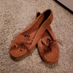 Minnetonka Moccasins with Feather Tassels Size 10